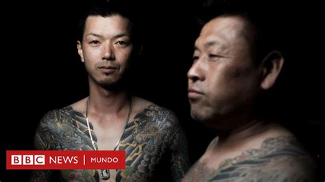 Pareja de yakuza en actitud protectora