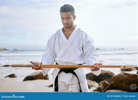 Joven artista marcial practicando movimientos