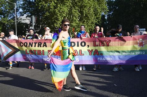 Personajes de Saint Seiya en una marcha del Orgullo Gay