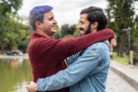 Pareja de hombres abrazándose románticamente