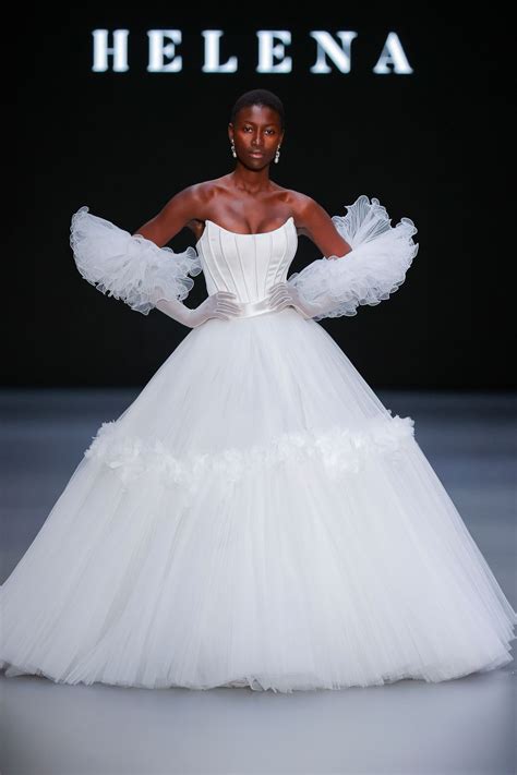 Pudding con su vestido de novia y su tercer ojo visible