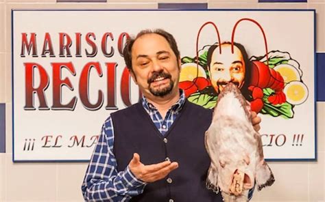 Antonio Recio en su tienda de mariscos