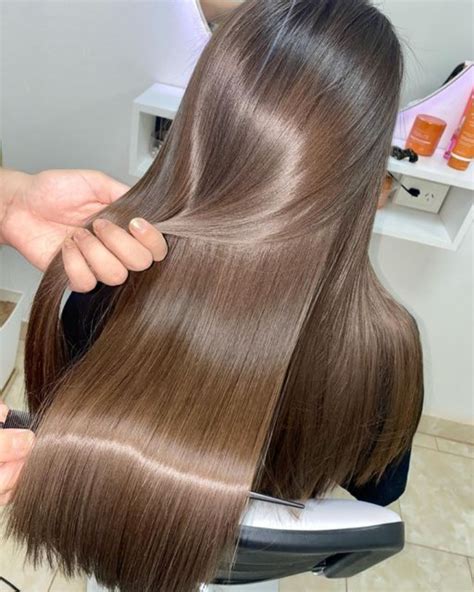 Imagen de cabello sano y brillante después del tratamiento Ecoplex