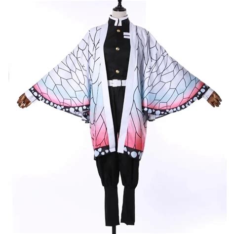 Shinobu Kochou con su uniforme de Cazadora de Demonios y su haori mariposa