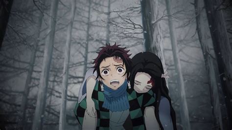 Tanjiro cargando a Nezuko en la nieve
