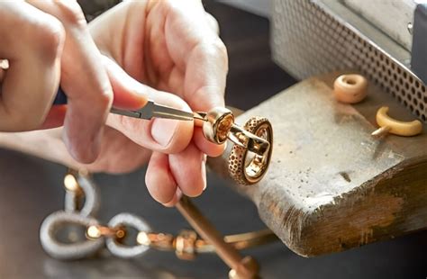 Detalle de la joyería de oro esmaltado del vaso