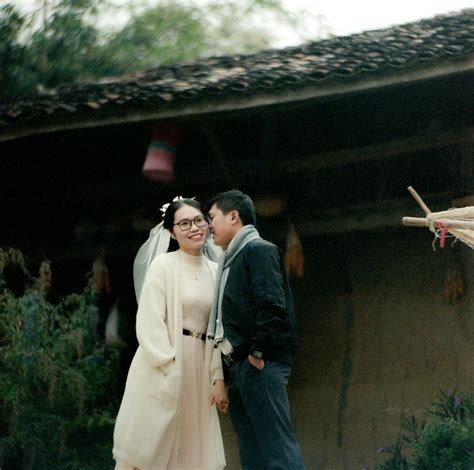 Pareja de jóvenes en un entorno tradicional japonés