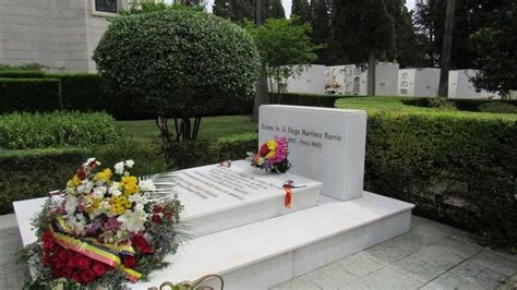 La tumba de Neji en el Cementerio de Konoha