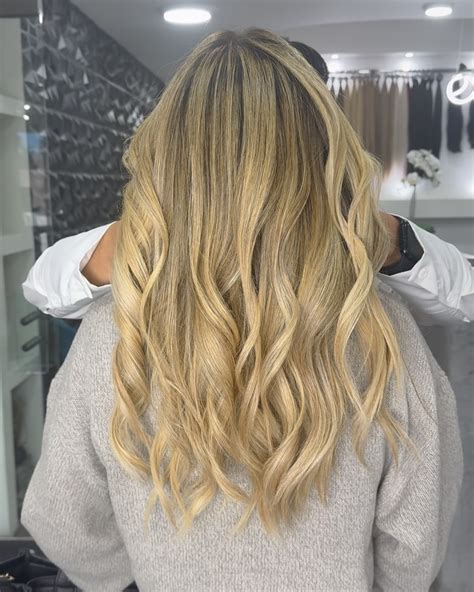 Cabello rubio vibrante y saludable