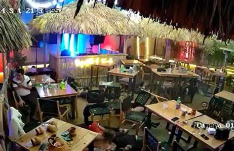 Buggy lanzando su ataque en el Bar Pub