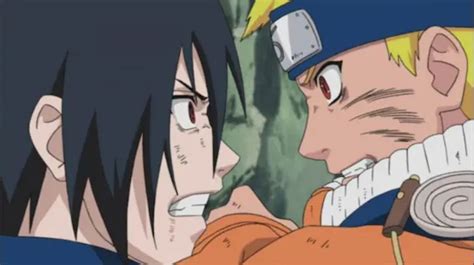 Sakura intentando detener la pelea entre Naruto y Sasuke