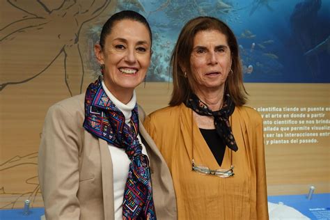 Annie en posición invertida dentro de su titán