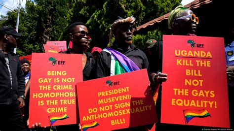 Parlamento de Uganda aprobando ley contra la homosexualidad