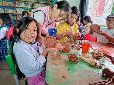 Dos jóvenes de diferentes disciplinas artísticas y deportivas apoyándose mutuamente.