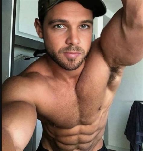 Ilustración de Jiraiya mostrando hombres musculosos y peludos