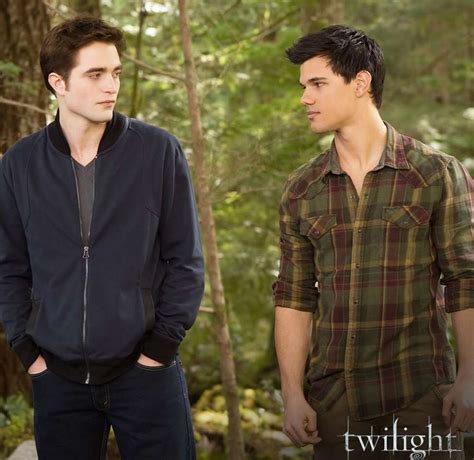 Edward Cullen y Jacob Black encontrándose en el bosque