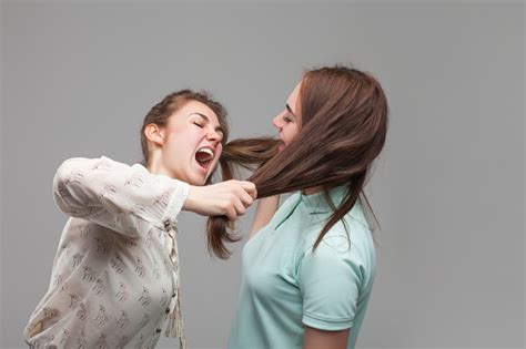 Dos mujeres peleando en un pasillo