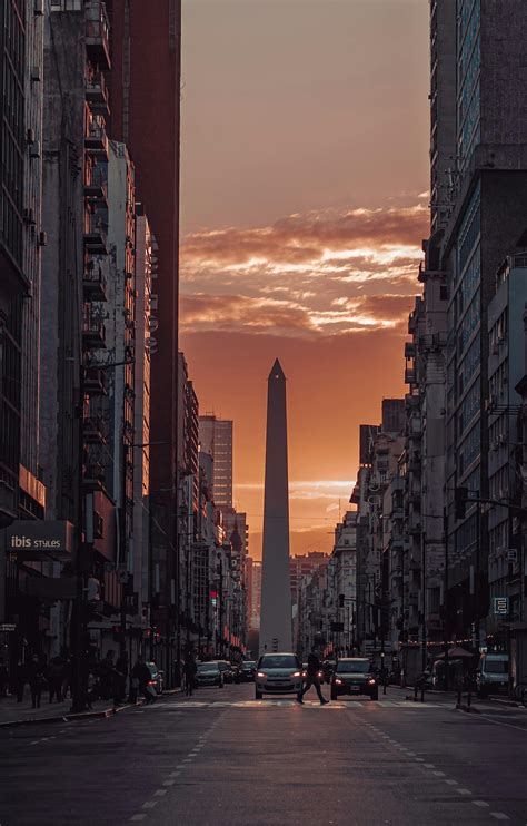 Imagen de una calle urbana al anochecer, representando el estilo de vida de 2Pac