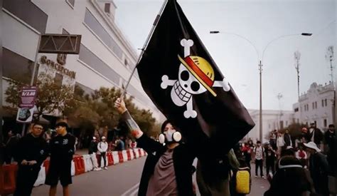 Generación Z usando la bandera de One Piece en una manifestación
