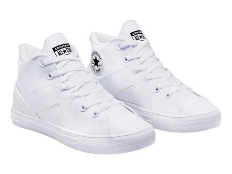 Primer plano de unas zapatillas Converse blancas limpias