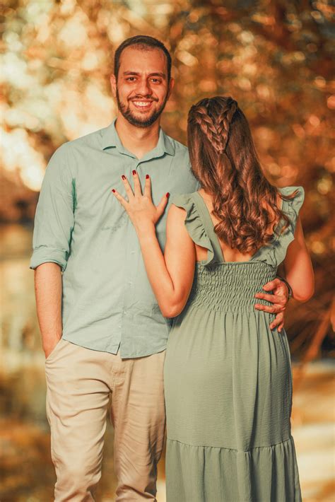 Pareja abrazándose en un entorno íntimo