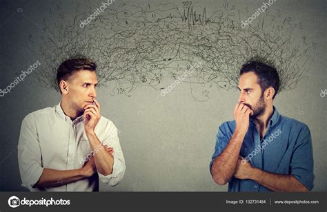 Dos hombres mirándose intensamente