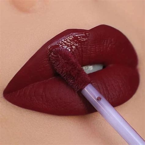 Labial rojo intenso y brillo de labios oscuro