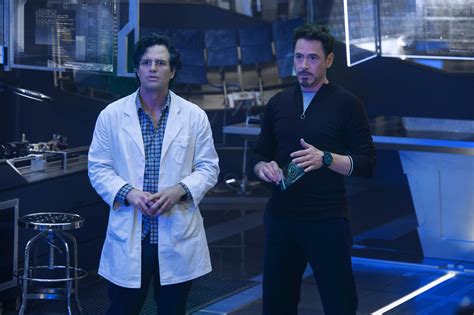 Ilustración de Bruce Banner y Tony Stark en una pose tensa.