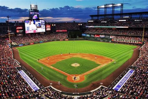 Jugadores de béisbol en un campo