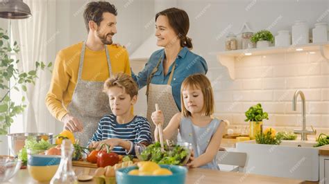 Familia coreana cocinando