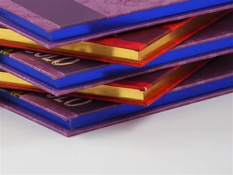 Detalle de los cantos tintados de 