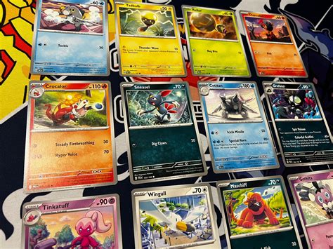 Ilustración de cartas de TCG siendo guardadas en la caja Squaroes