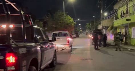 Naruto dudando en abrir la puerta de su casa