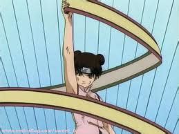 Tenten invocando armas desde sus pergaminos