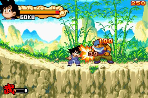 Captura de pantalla de un videojuego de Dragon Ball mostrando el uso de cápsulas