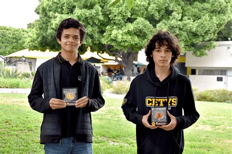 Chicos de preparatoria en una situación cómica