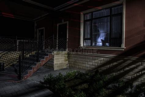 Casa antigua con un fantasma en la ventana