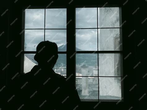 Silueta de un fantasma mirando por la ventana