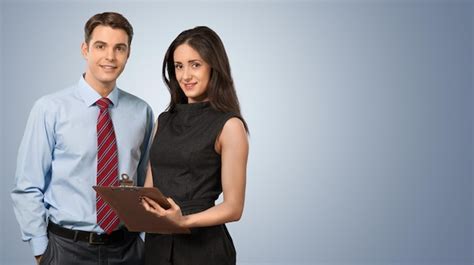 pareja joven y hombre de negocios en un bar