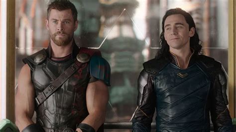 Ilustración de Loki y Thor en un entorno corporativo, con tensión palpable.