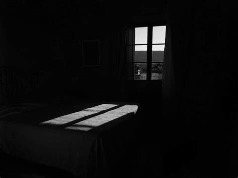 Habitación oscura con cama de seda roja