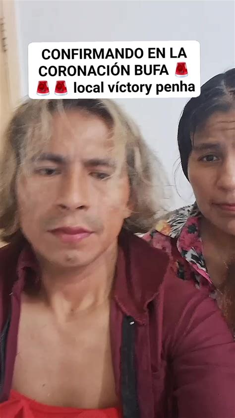 Niña rubia riendo mientras un hombre la gira en el aire.