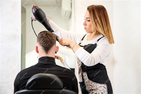 Nico Robin cortando el cabello a un joven Edd mientras sonríe.