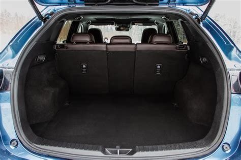 Imagen de un maletero de coche abierto