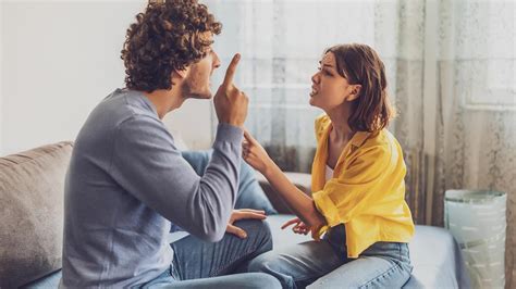 Pareja discutiendo en un departamento