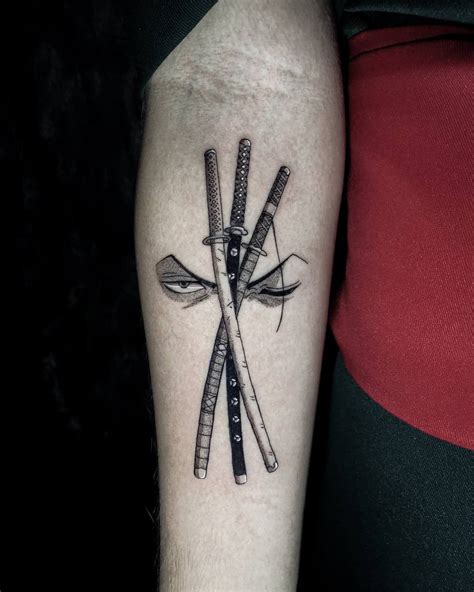 Tatuaje de Roronoa Zoro con sus tres espadas