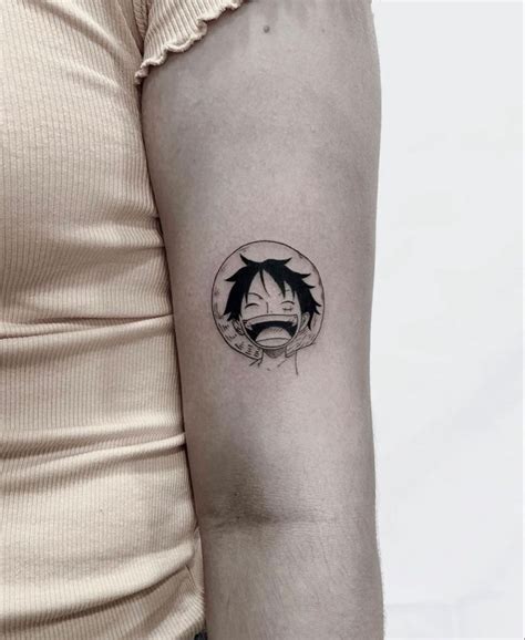 Tatuajes minimalistas de barcos de One Piece
