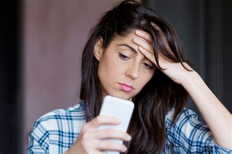 Chica preocupada mirando su teléfono