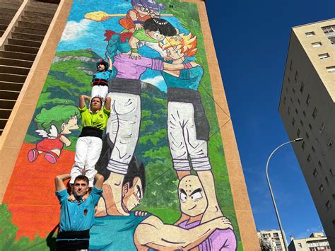 Personajes de Dragon Ball y Dr. Slump en un mural inspirado en castellers