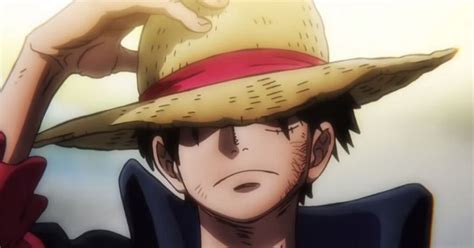 Imagen de Luffy con su sombrero de paja puesto, reflexivo